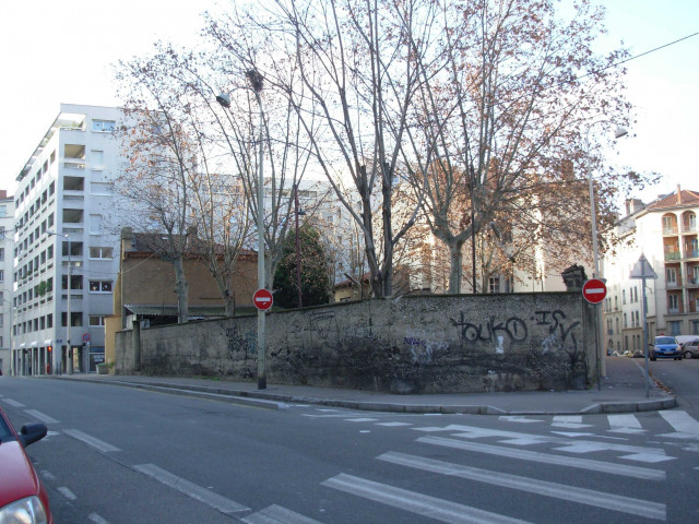 Angle nord-ouest de la rue Domer et de la rue du Repos.