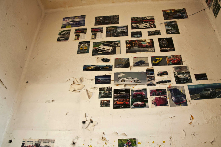 Images de voitures sur le mur.