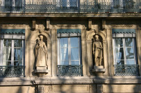12 quai de Serbie, statues en façade.