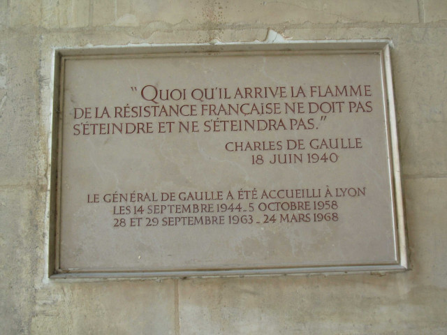 Hôtel-de-Ville, plaque commémorative dans la cour haute.