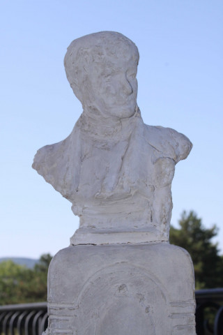 Maquette du monument à Laurent Mourguet en plâtre (propriété de la famille Neichthauser-Mercier).