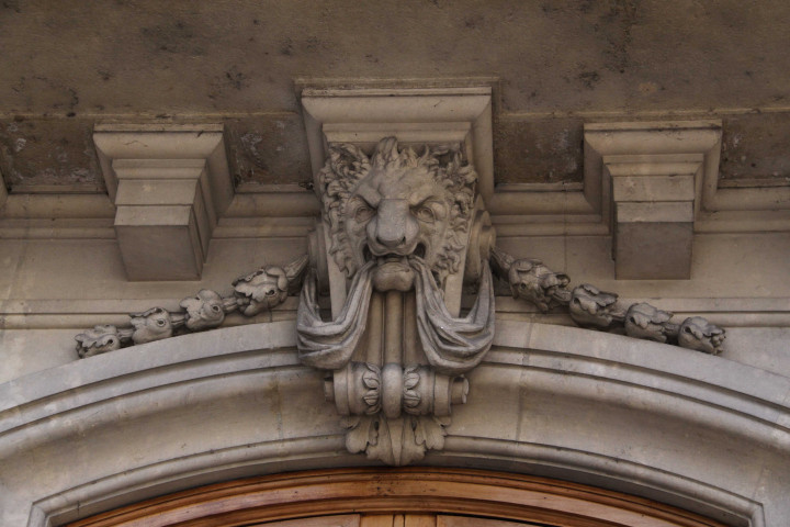 Fronton de la porte en forme de lion.
