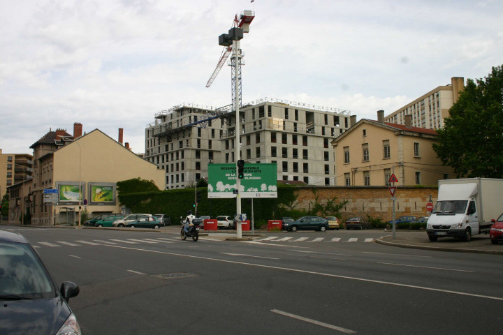 Le parc Sergent-Blandan vu depuis la rue de l'Epargne.