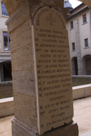 Plaque commémorative de l'édifice.