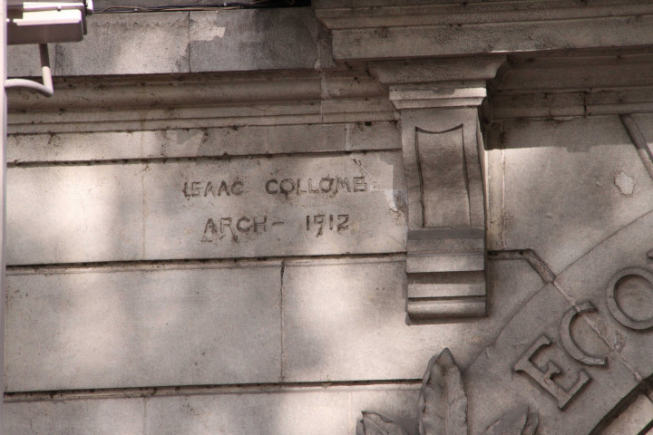 Groupe-scolaire public de la gare-d'eau, signature lapidaire de l'architecte Isaac Collomb.