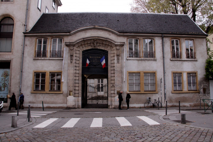 Cour, entrée.