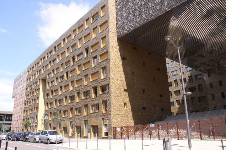 Rue Denuzière, Le Monolithe.