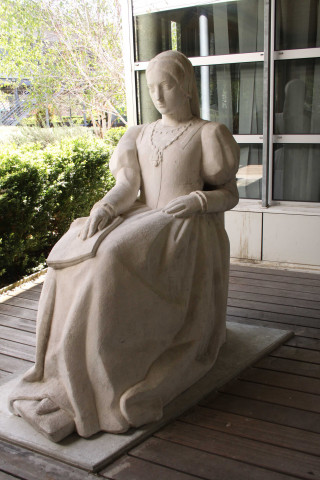 Lycée Louise Labbé, statue de Louise Labbé par Marcel Renard (1893-1974).
