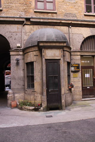 5 rue Pizay, cour et montée d'escaliers.