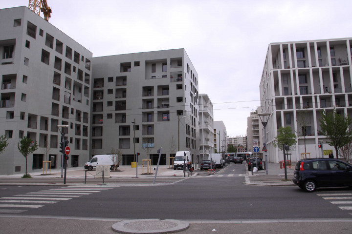 Avenue Berthelot au niveau de l'entrée du Cimetière de la Guillotière, bâtiments en construction.