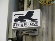 45 rue de la République, pancarte, plaque de notaire.