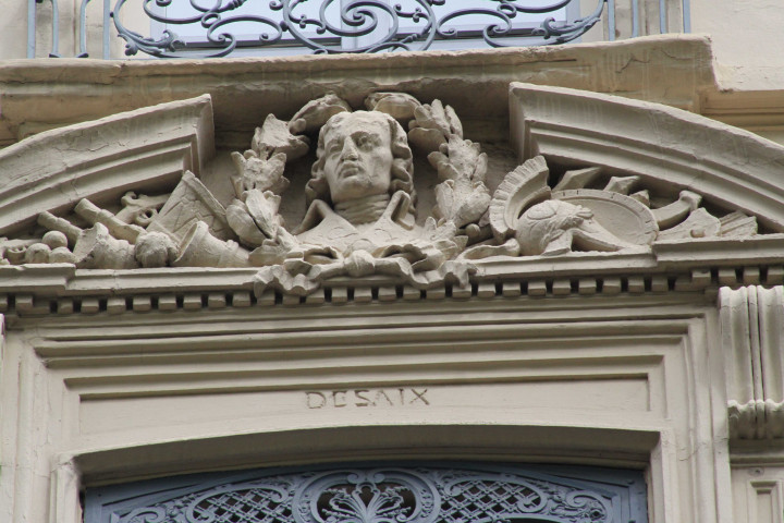 7 place d'Helvétie et rue Malesherbes, détail sur la façade, Desaix.