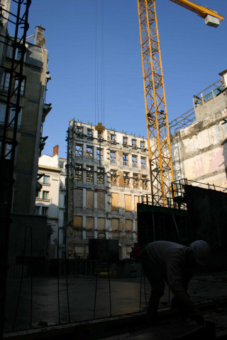 Vue depuis la rue Mulet, chantier de la banque.