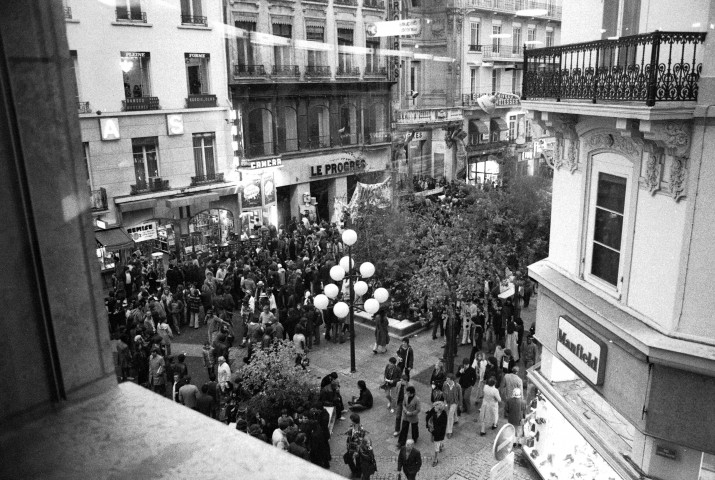 Foule devant le bâtiment du journal Le Progrès.