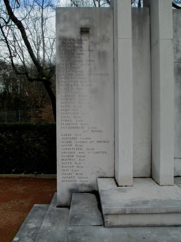 Monument aux Fusillés de 1944, avant nettoyage.