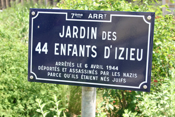 Angle de la rue Raoul-Servant et de la rue Professeur-Zimmermann jardin des 44 enfants d'Izieu, plaque historique.