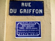 Rue du Griffon rebaptisée en en mémoire de Bri Golec, journée du souvenir Trans, collage.