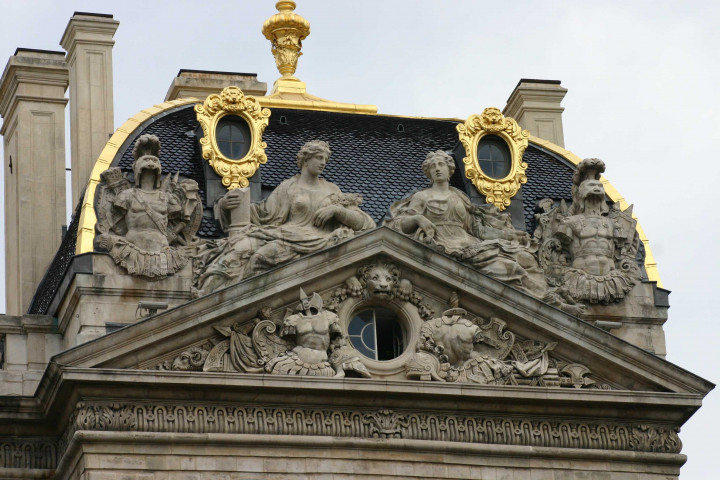 Hôtel-de-Ville, fronton et toiture.