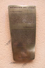 Montée de l'Amphithéâtre, plaque mémoire de Lyon, le Cloître de la Déserte et plaque touristique.