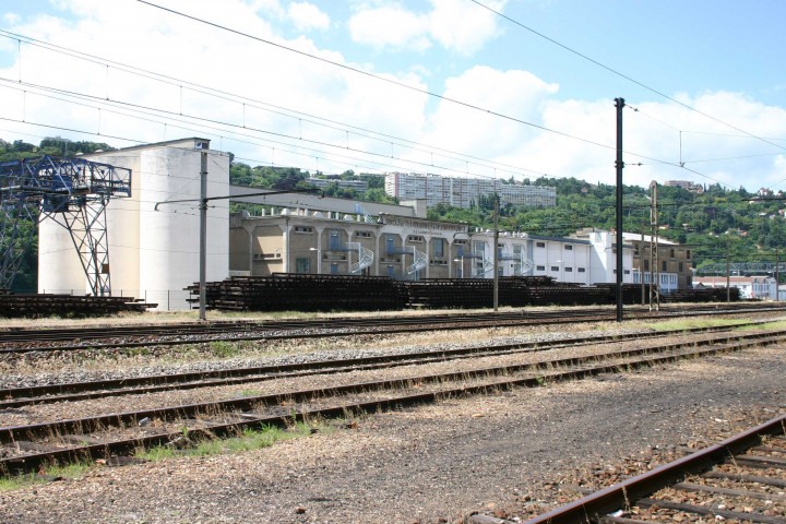 Ligne ferroviaire le long du cours Charlemagne et du port Rambaud, au niveau de la Sucrière.