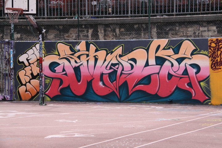 Avenue Thiers vers la rue de la Gaité, graffitis.