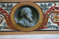 Palais Saint-Pierre, cour intérieure, médaillon à l'effigie d'Hippolyte Flandrin.