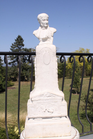 Maquette du monument à Laurent Mourguet en plâtre (propriété de la famille Neichthauser-Mercier).