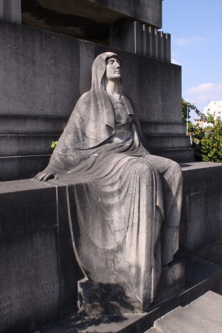 Tombe Vetter, architecte Roux Spitz, sculpture par Delamare.