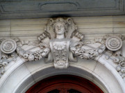 13 quai de Serbie, sculpture au-dessus de la porte de l'immeuble.