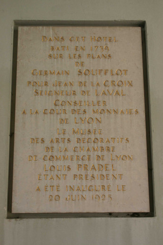 Plaque inaugurale, plaque des fondateurs, cour intérieure.