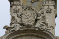 Hôtel-de-Ville, armes de la ville en façade.