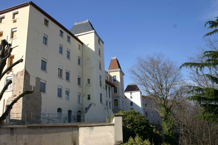 Vue sur le bâtiment.