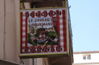 A l'angle de la rue de la Platière, enseigne de restaurant avec Guignol.