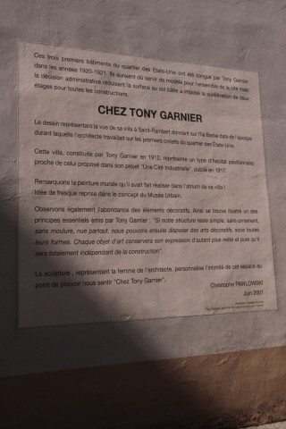 Rue Serpollières, vers le musée Tony Garnier, panneau sur la cité industrielle et les cités idéales.