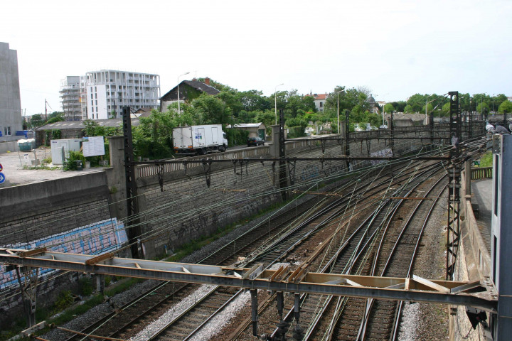 Voies de chemins de fer vues depuis la rue de l'Epargne.