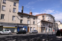 A l'angle de la Grande-rue de la Guillotière et de la rue de Tourville.