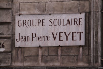 Plaque.