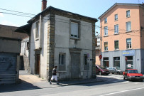 Angle du 47 rue de Bourgogne et de la rue de la Gare, ancien bâtiment de l'octroi.
