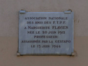 8 rue Sainte-Hélène, plaque en mémoire de Marguerite Flavien (professeur).