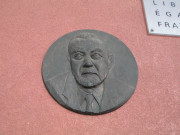Médaillon représentant André Philip par Penin.