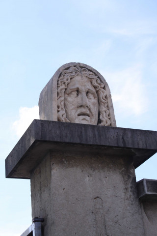 Entrée du cimetière ancien, buste sur pilier du portail.
