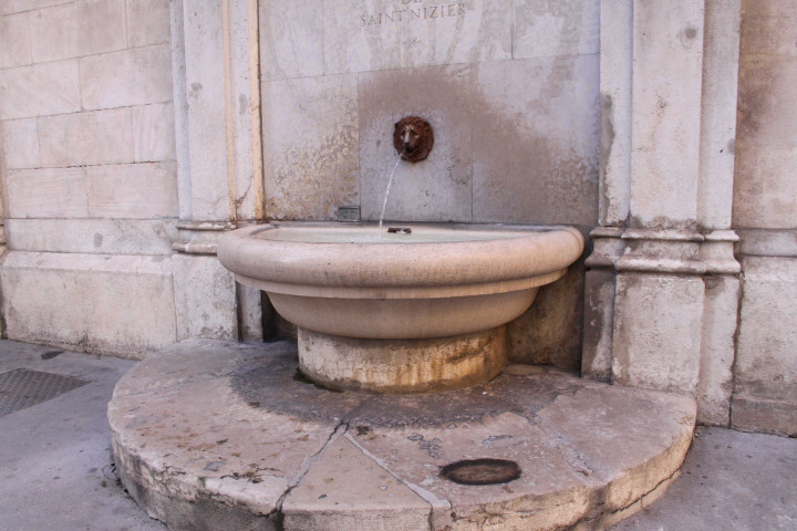 Derrière l'église Saint-Nizier, fontaine à la mémoire de Jean-Marie Leclair.