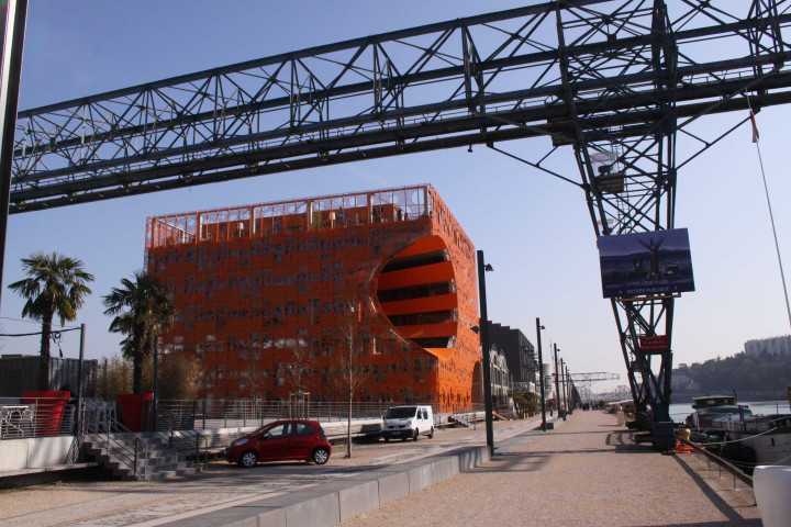42 quai Rambaud, pavillon des Salins dit aussi "Cube Orange" de Jakob et MacFarlane architectes.