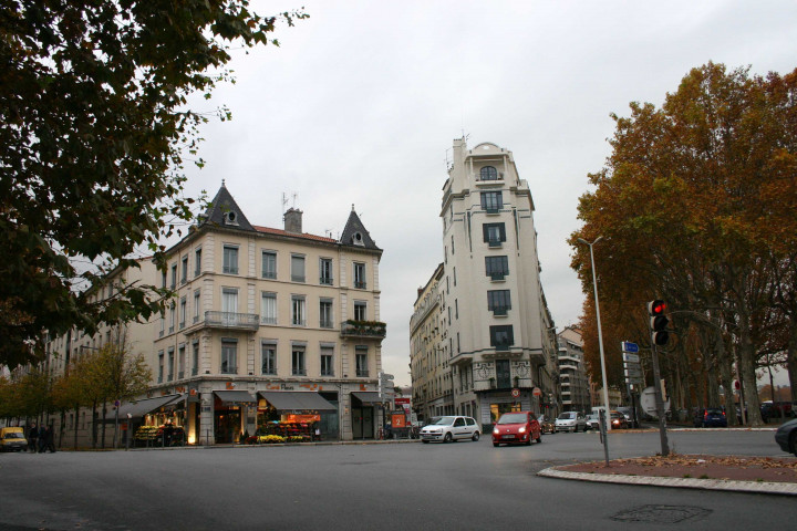 Rue de Saint-Cyr et rond-point-des-Monts-d'Or.