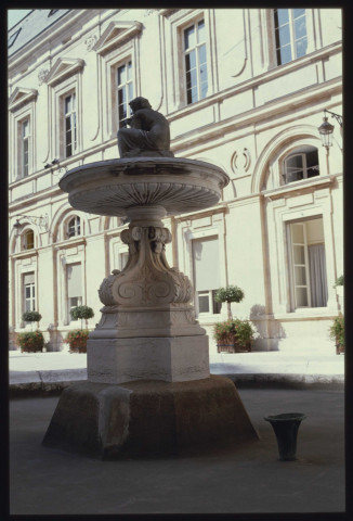 Hôtel de Ville : vues de la fontaine de la cour haute.