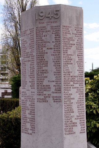 Cimetière ancien, monument aux Morts de 1939-1945.