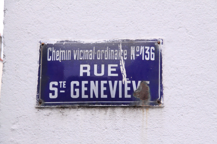 Rue Sainte-Geneviève et de la rue de la Viabert, plaque de la rue Sainte-Geneviève.