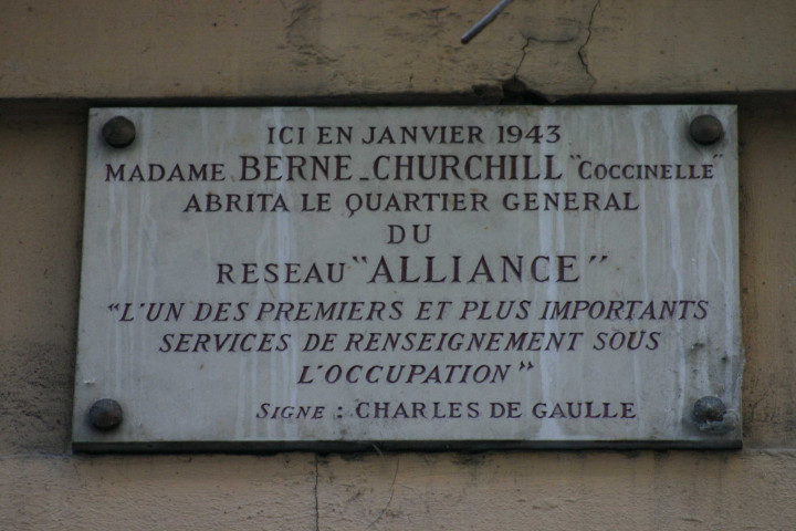 6 rue François-Dauphin, plaque en mémoire de la résistante Madame Berne-Churchill dite "Coccinelle" et du réseau Alliance.