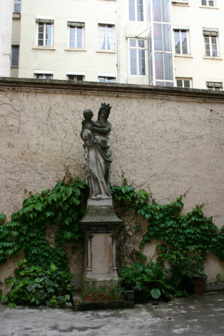 34 quai Gailleton, cour intérieure et statue de Vierge à l'Enfant.