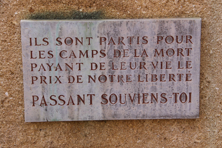 Square de la Déportation, plaque et monument de Cyrille Troisgros.